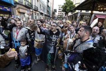  Telde disfruta con el pasacalle de los protagonistas del Carnaval de 'Studio 54'/Lpacarnaval.